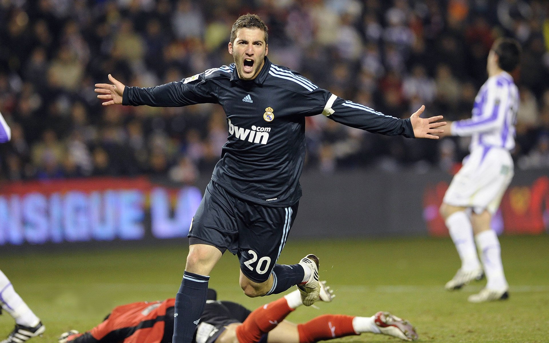 德甲激烈争夺:攻防兼备,惊喜不断,德甲争四